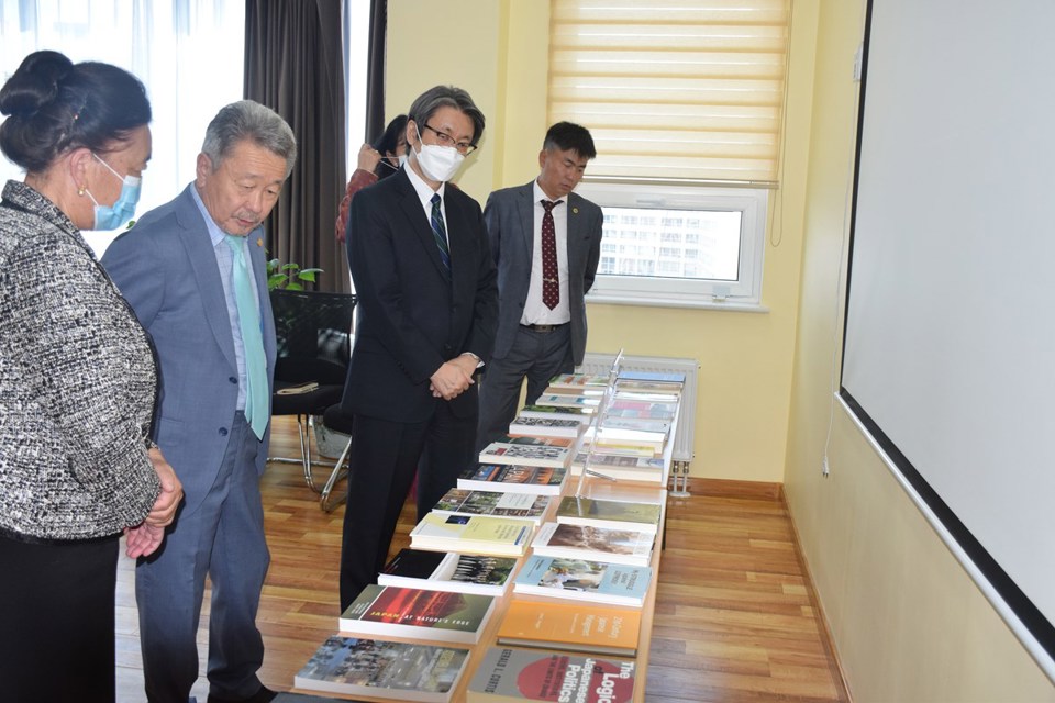 The Japan Foundation donated books to scientists and researchers of the Mongolian Academy of Sciences