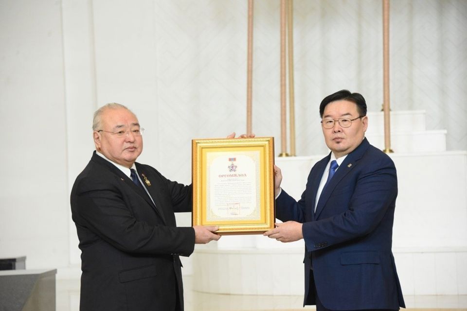 Academician J.Amarsanaa receives an Award named after State Honored Lawyer B.Chimid